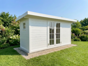 casetta in legno moderna con serramenti con inglesina