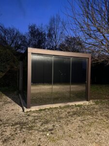 pergola bioclimatica con vetrate scorrevoli Pratic