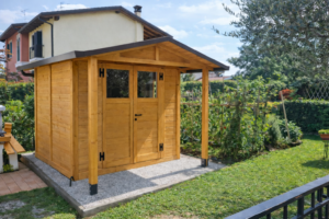 casetta legno giardino vetrate copertura acqua luminosa