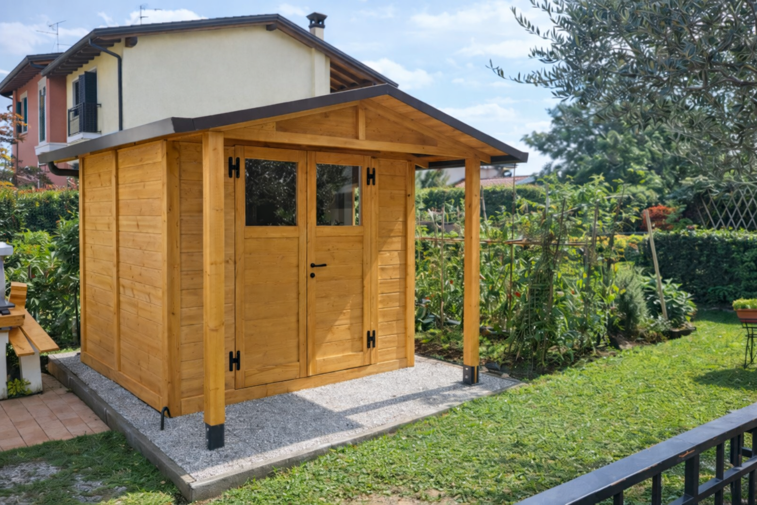 casetta legno giardino vetrate copertura acqua luminosa